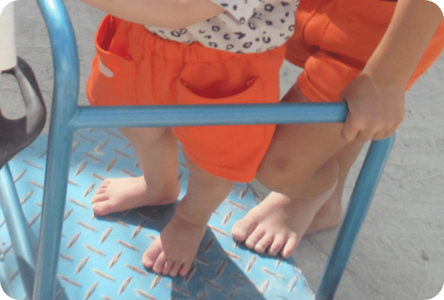 はだしの園児の足元