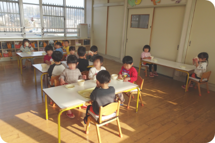 おやつを食べる子どもたち