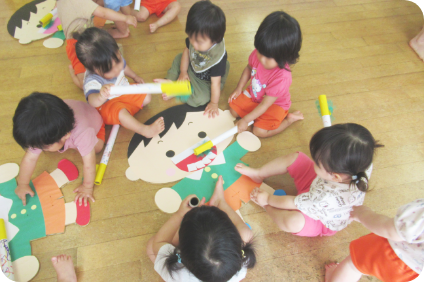 遊ぶ子どもたち