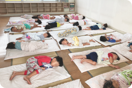 お昼寝をしている子どもたち