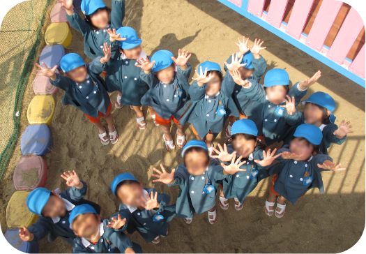 園児が集まっている様子