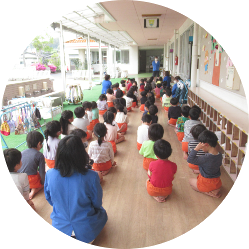 園児が正座をしている様子