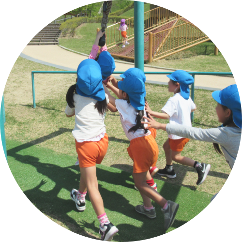 園児が公園で遊んでいる様子